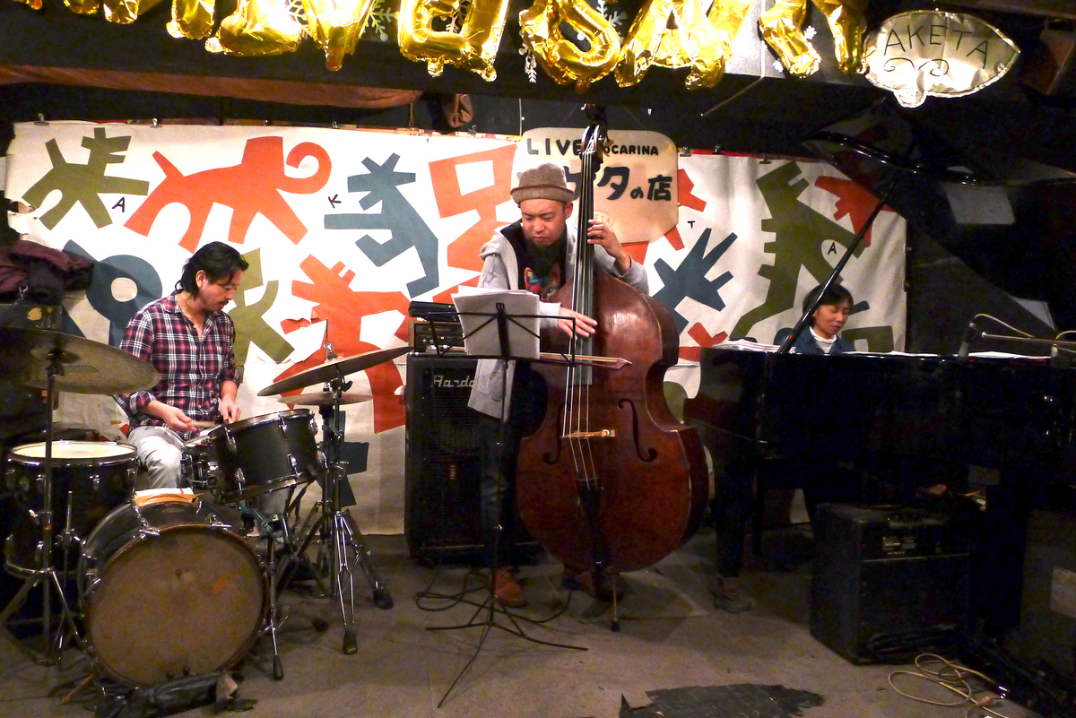 Figure 4: Ko Omura (drums), Kosuke Ochiai (bass), and Taeko Kurita (piano) at Aketa no Mise (March 2025)