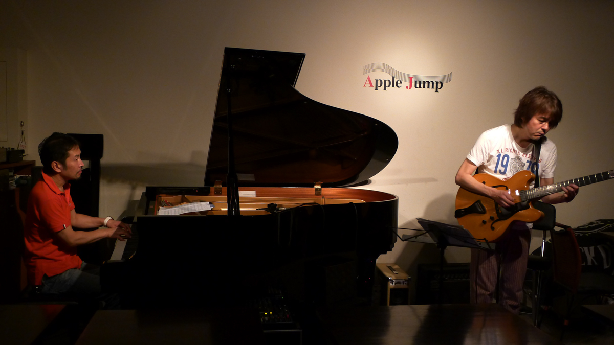 Figure 7: Shigeo Fukuda (piano) and Toshiki Nunokawa (guitar) at Apple Jump in July 2012