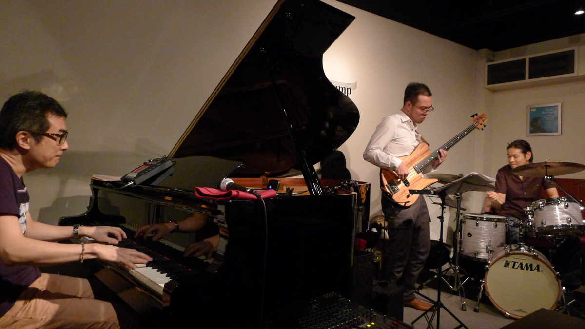 Figure 9: Masayasu Tzboguchi (piano, effects) with Ryoji Orihara (bass) and Kazumi Ikenaga (drums) at Apple Jump in August 2012