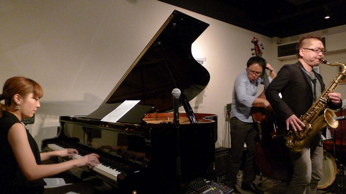 Figure 5: Akane Matsumoto (piano) Special Quartet with Tatsuya Sato (sax), Yuhei Honkawa (bass), and Tomoyuki Okabe (drums) at Apple Jump&rsquo;s fourth anniversary in March 2013