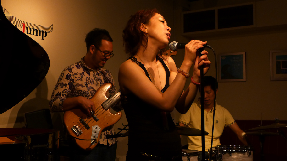 Figure 12: Sanae Ishikawa (vocal), Ryoji Orihara (bass), and Yasushi Fukumori (drums) at Apple Jump in June 2013