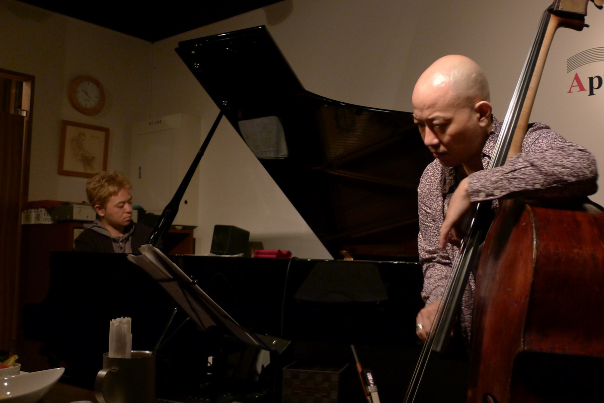 Figure 3: Taihei Asakawa (piano) and Daiki Yasukagawa (bass) at Apple Jump in September 2013