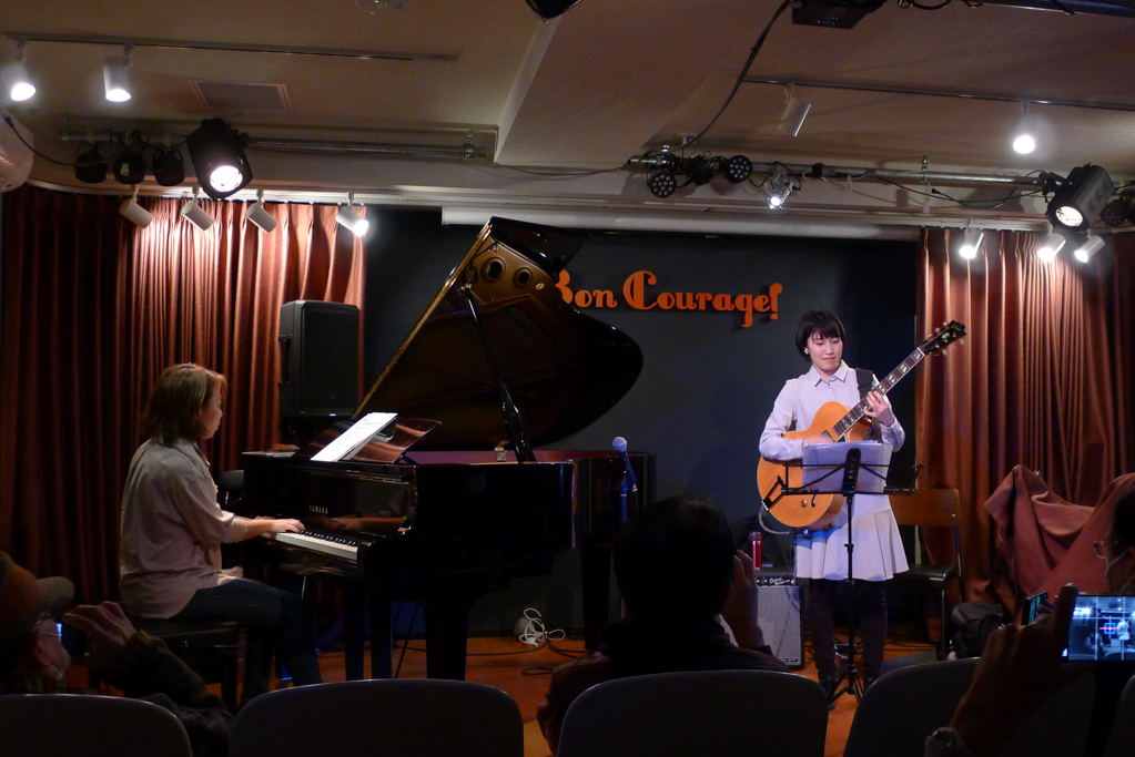 Figure 1: Ami Fukui on piano and Fumika Asari on guitar at Bon Courage in 2023