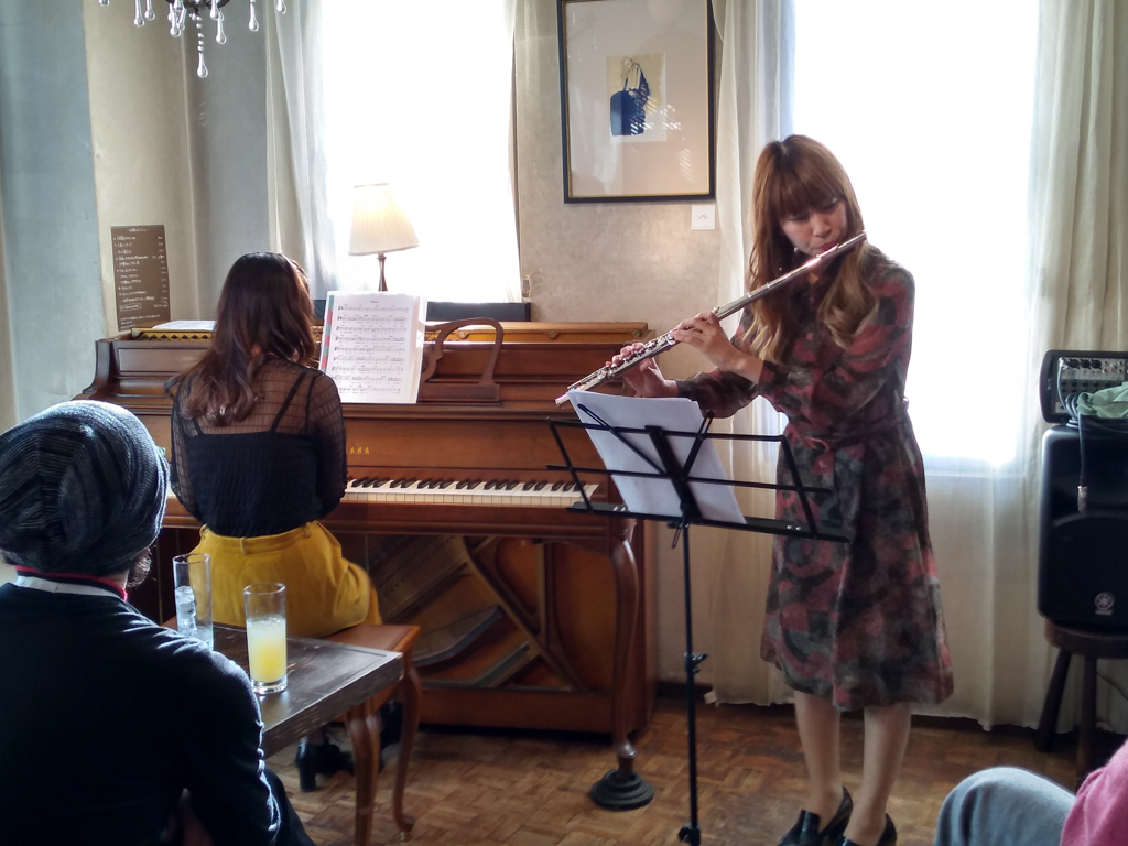 Figure 1: Erisa Ogawa and Ayaha Amamiya at Cafe Beulmans in 2018