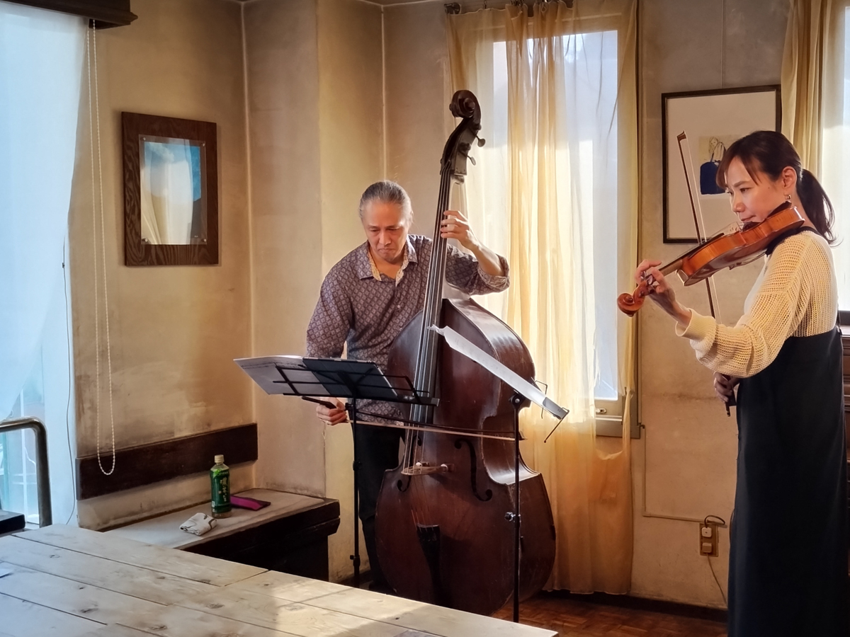 Figure 2: Maiko (violin) and Tomokazu Sugimoto (bass) at Cafe Beulmans in May 2024