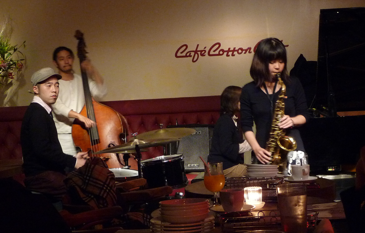 Figure 13: All-night jazz jam session at Cafe Cotton Club (December 2010)