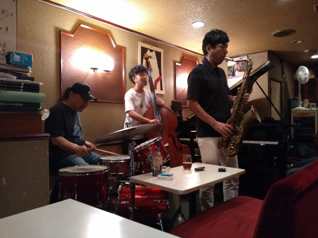 Figure 1: The Hisatsugu Suzuki Quartet playing at Cochi in 2019