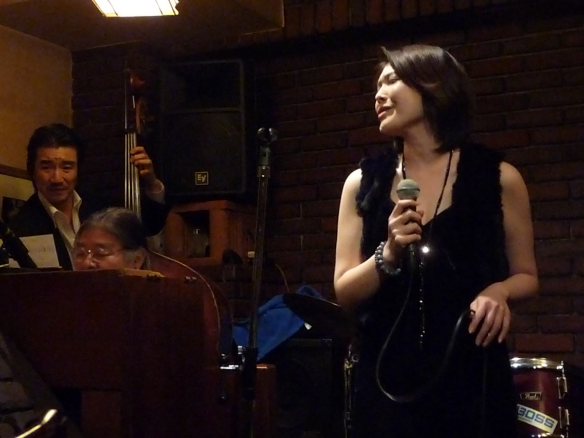 Figure 4: Mie Joké (vocal) with Tsuyoshi Yamamoto (piano) and Hiroshi Kagawa (bass) at Gate One in 2011