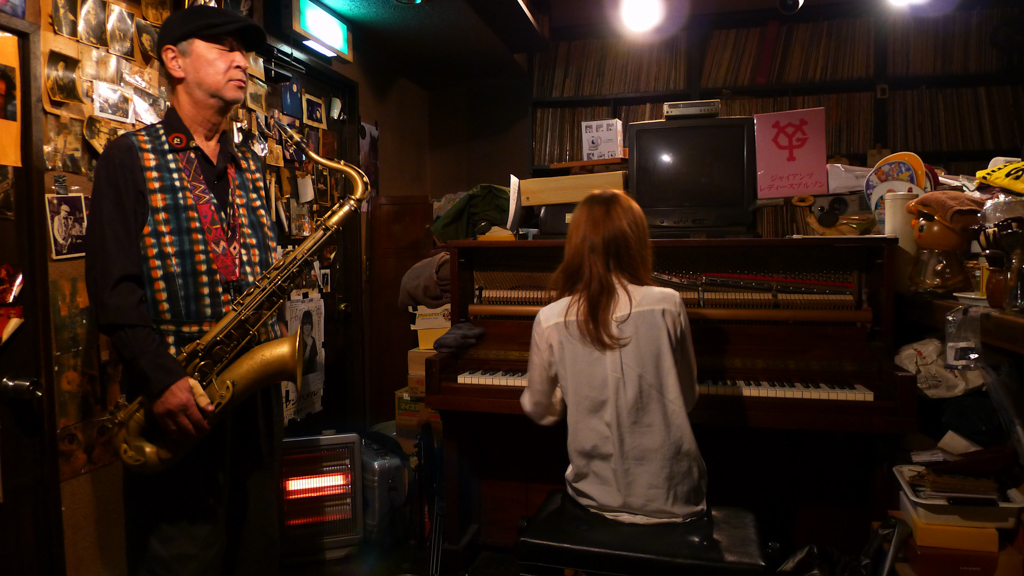 Figure 1: Kohsuke Mine plays with Akane Matsumoto at Hot House in 2012.