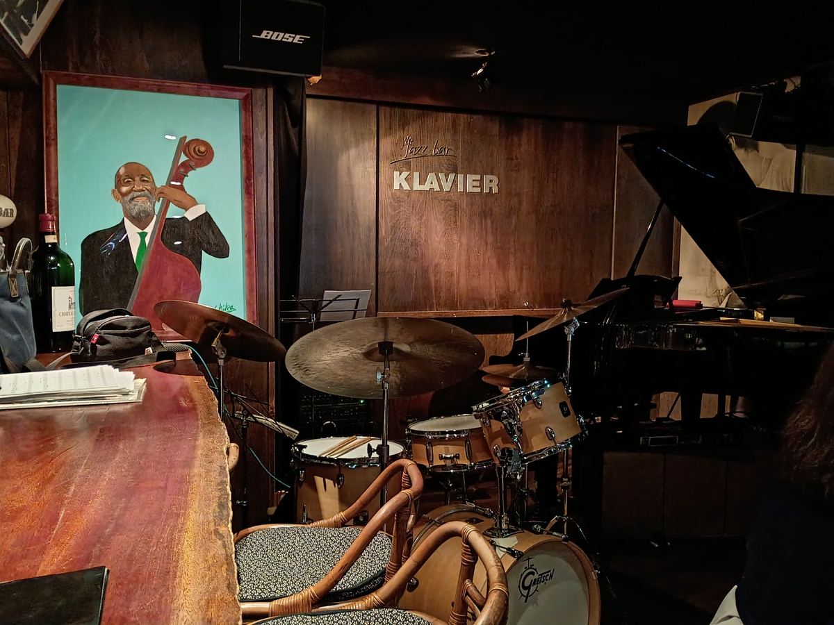 Figure 1: Stage area and portrait of Ron Carter painted by Klavier’s Chika Toyota (October 2025)