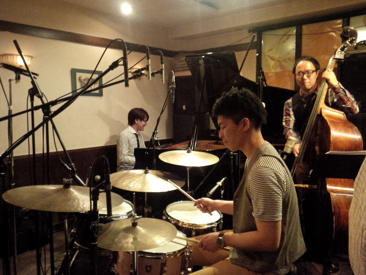 Figure 3: The Hideaki Hori Trio live recording with Gaku Hasegawa on drums and Yuhei Honkawa on bass at Nardis in 2014