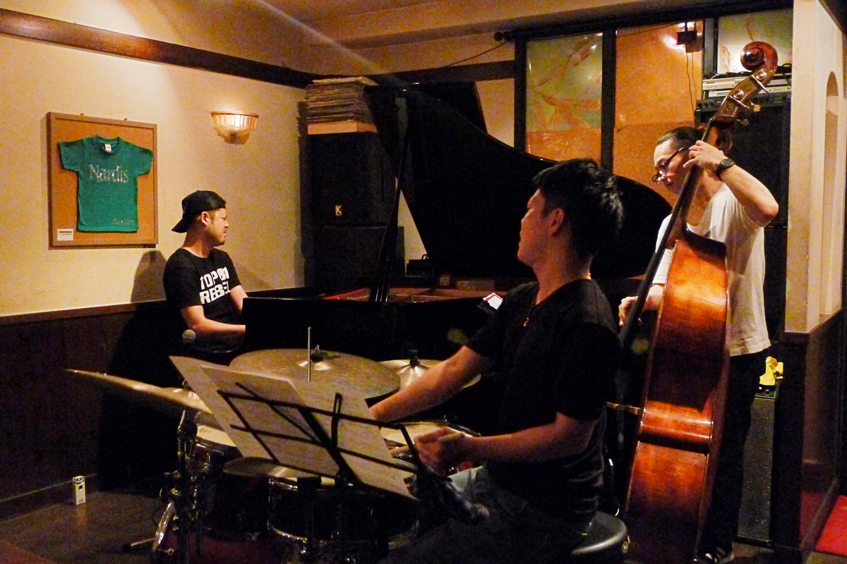 Figure 5: The Yasumasa Kumagai Trio with Keisuke Furuki on bass and Akira Yamada on drums at Nardis in 2015
