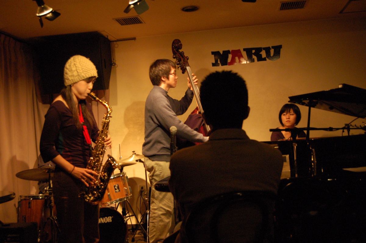 Figure 7: A jazz jam session at Naru in July 2005