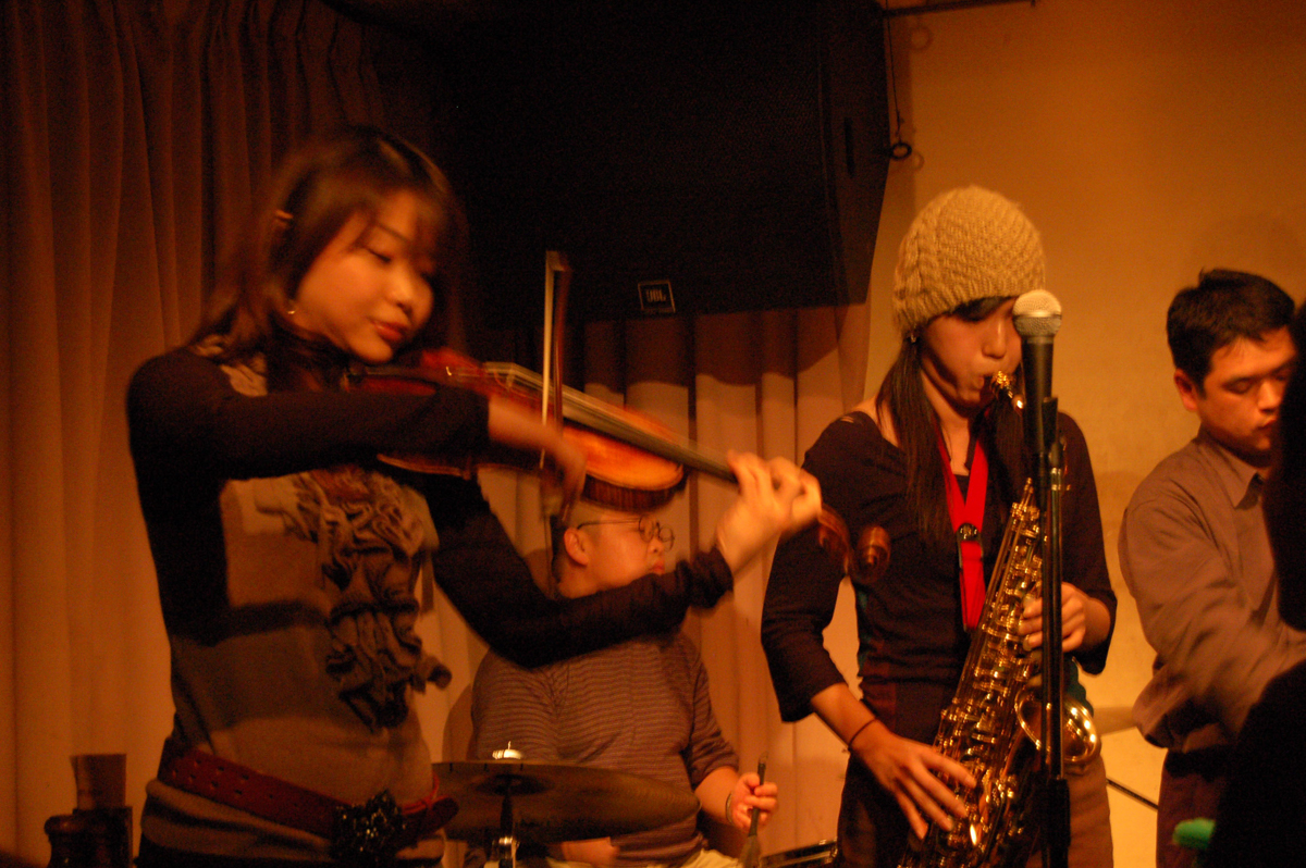 Figure 10: A jazz jam session at Naru in July 2005