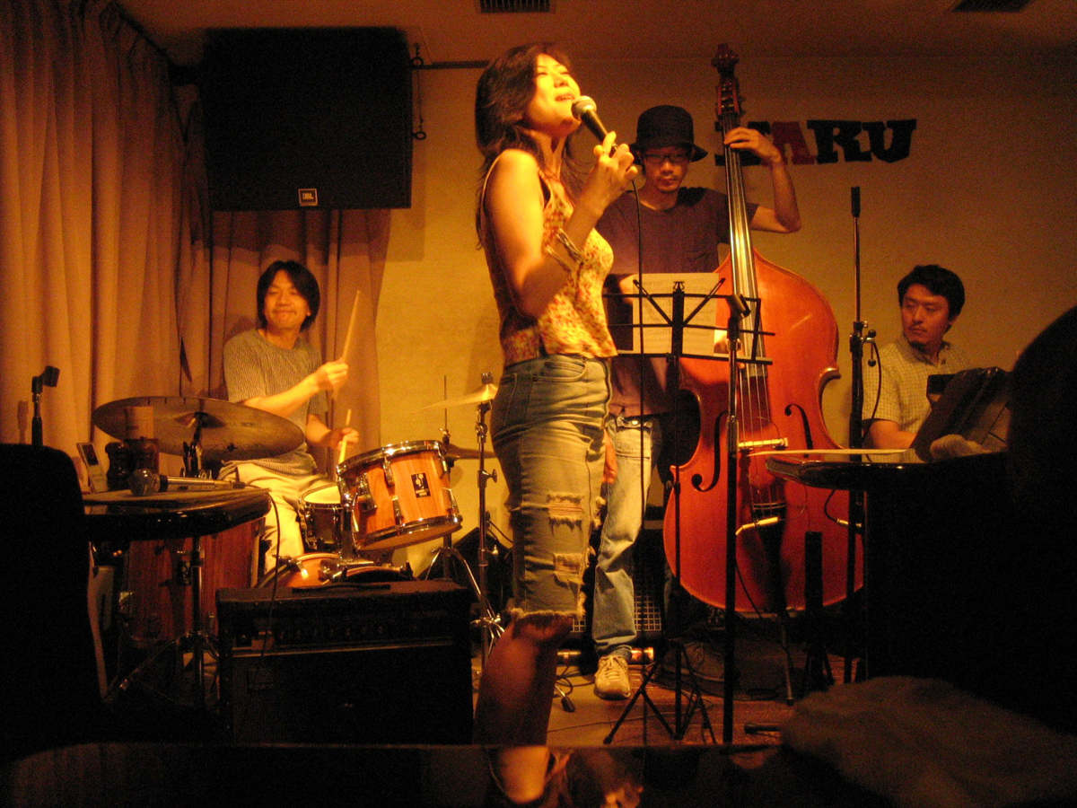 Figure 11: A jazz jam session at Naru in July 2005