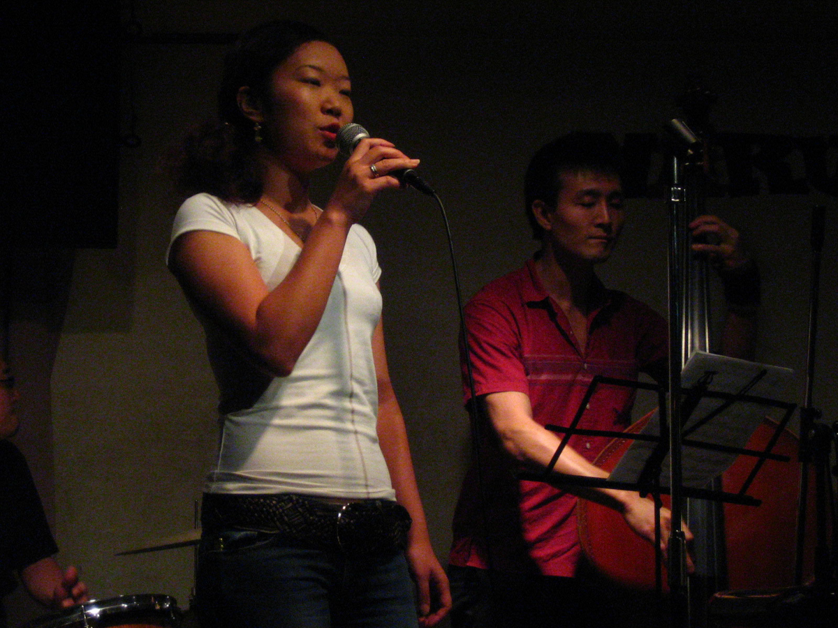 Figure 8: A jazz jam session at Naru in July 2005
