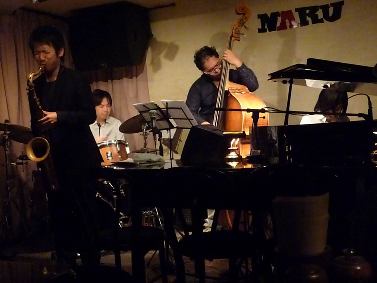 Figure 2: Ro Hasegawa (sax) Quartet with Mayuko Katakura (piano), Go Shimada (bass), and Sumito Oi (drums) at Naru in November 2010
