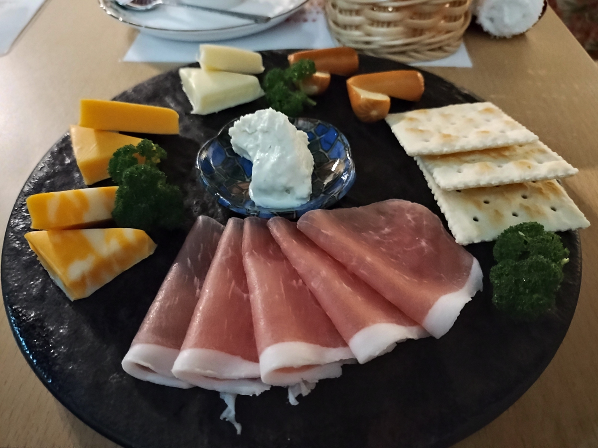 Figure 11: Cheese and cured ham plate at Natural