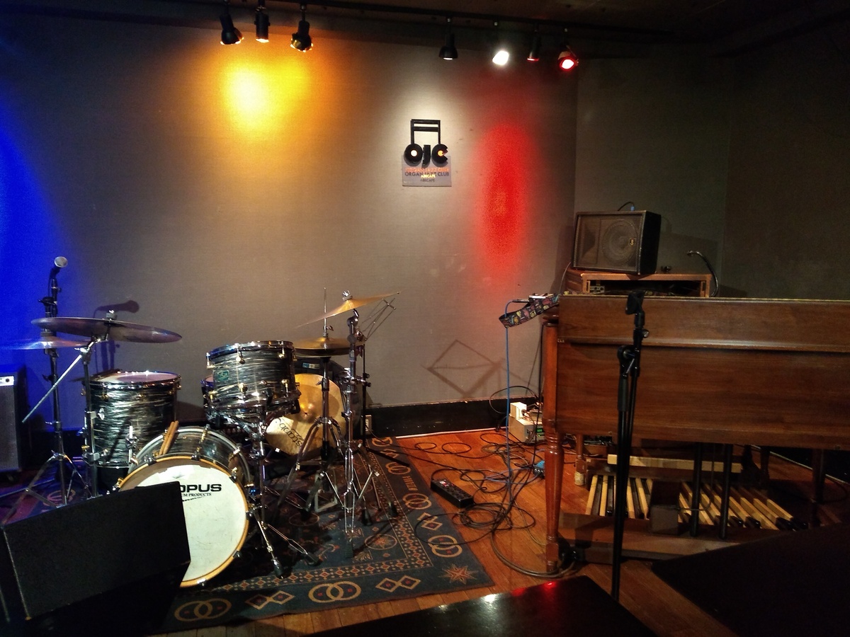 Figure 2: Drums and organ at Organ Jazz Club Abecafe in 2019