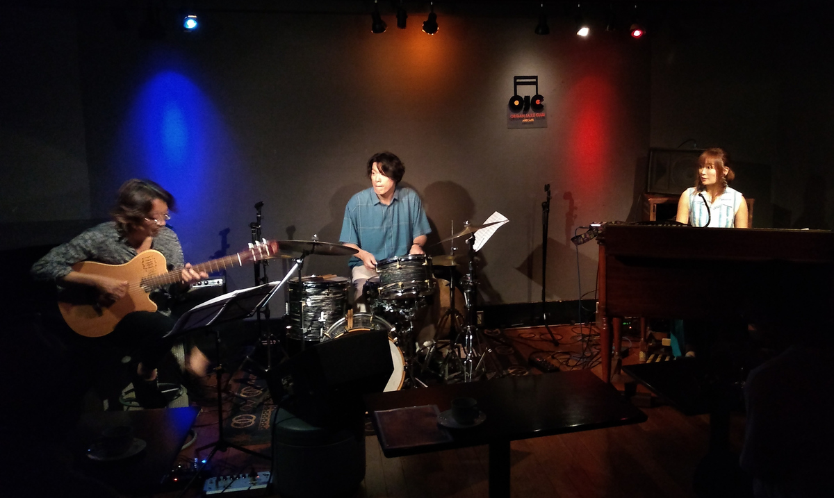 Figure 3: The Sayaka Kishi Organ Trio with Sayaka Kishi (organ), Ryotaro Shibata (guitar), and Kazu Odayama (drums) at at Organ Jazz Club Abecafe in 2019