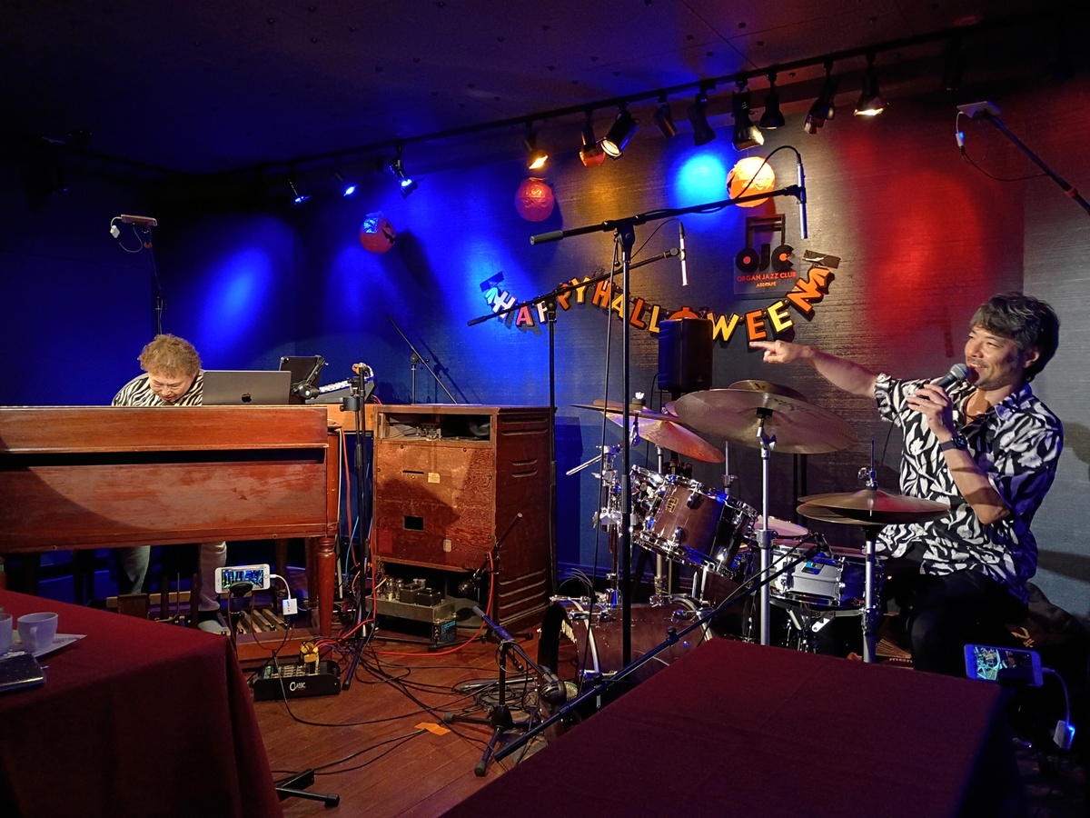 Figure 1: Daisuke Kawai on organ Otsuki Hidenobu Kalta Otsuki on drums at Organ Jazz Club Abecafe in 2025