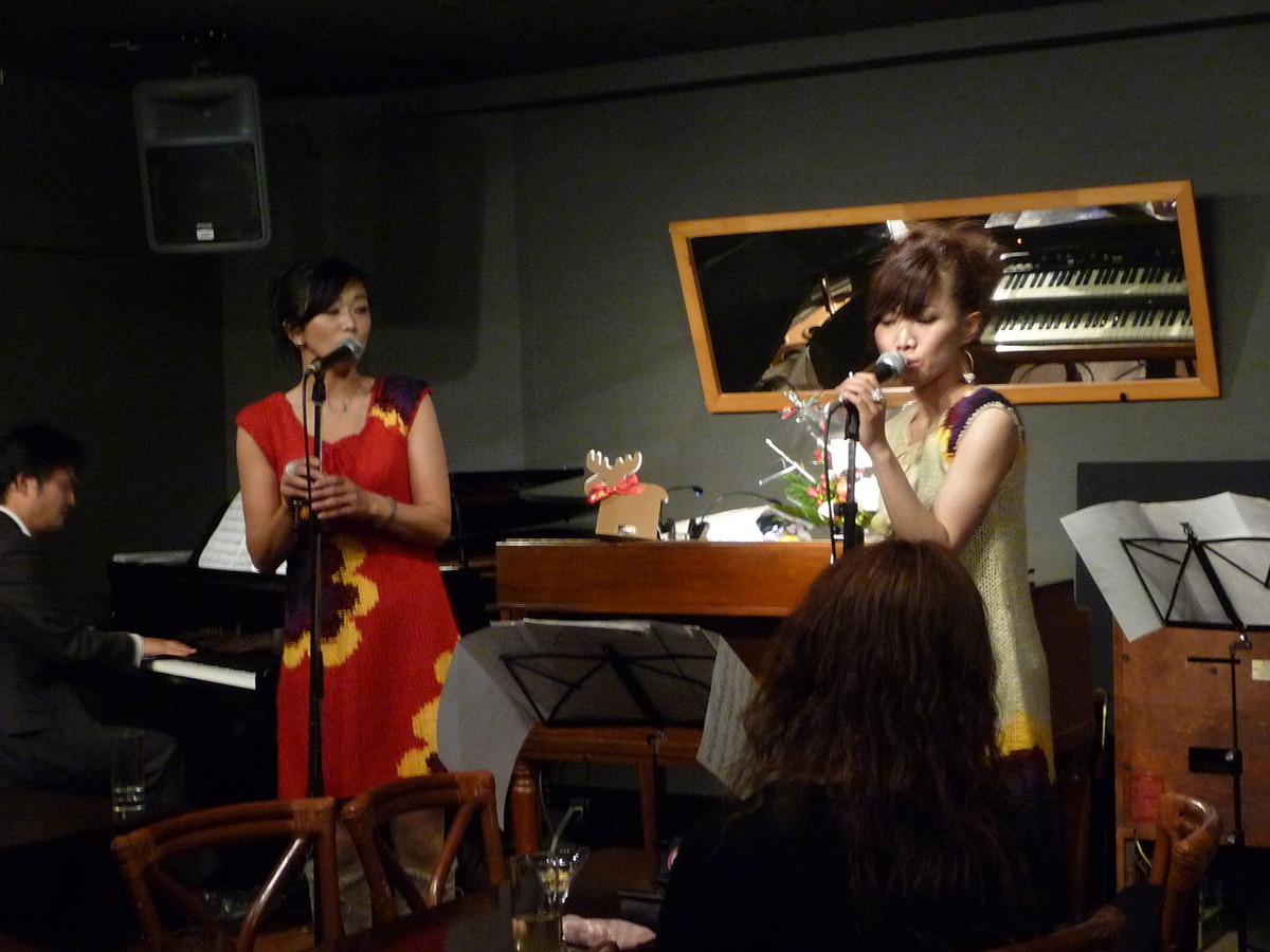 Figure 4: Hiroco Nagano and Maki Kikuchi at Organ Jazz Club Abecafe in December 2010