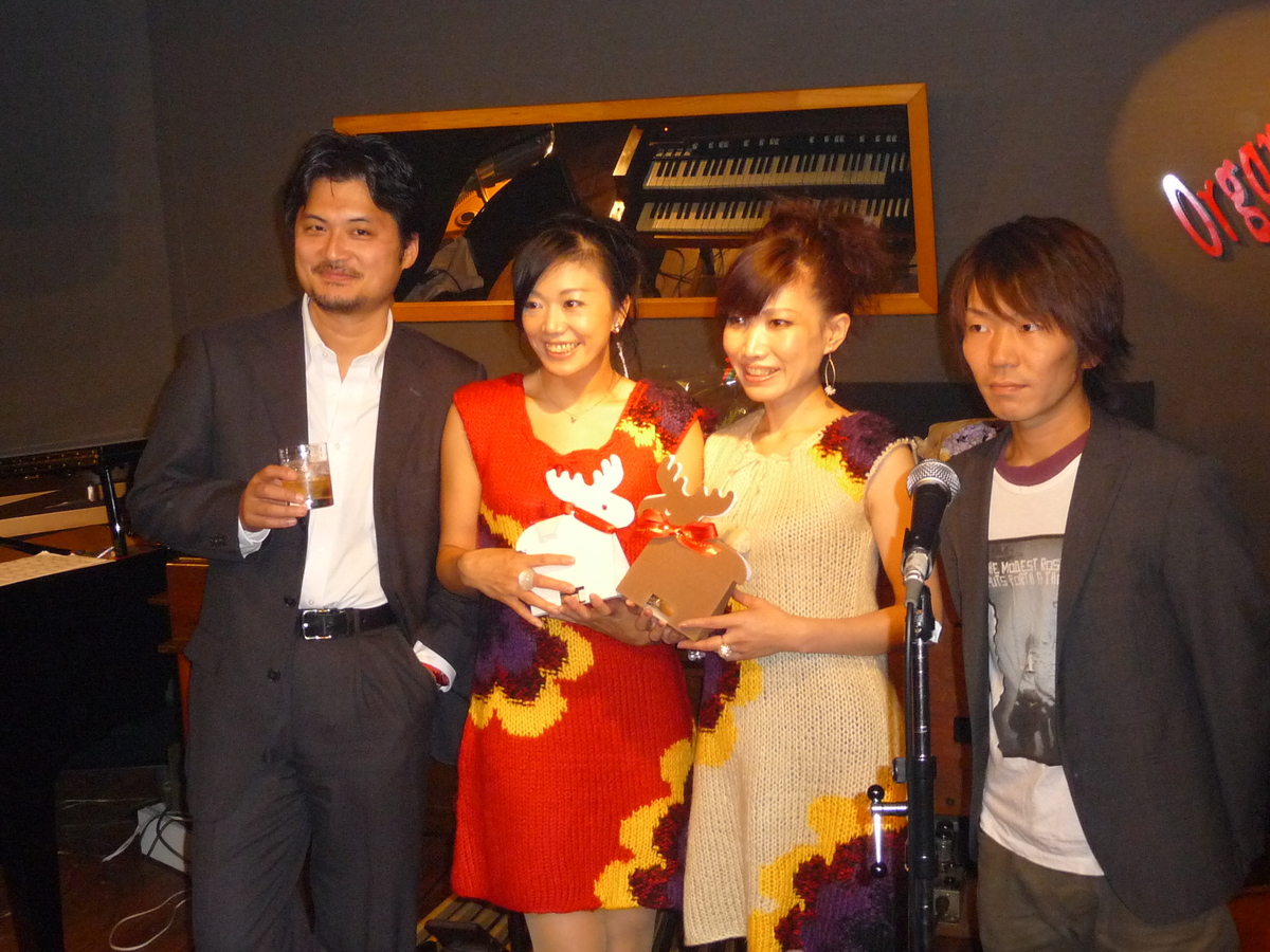 Figure 5: The band Hiroma with Hiroco Nagano (vocals), Maki Kikuchi (vocals), and Shigeru Kawashima (piano) at Organ Jazz Club Abecafe in December 2010