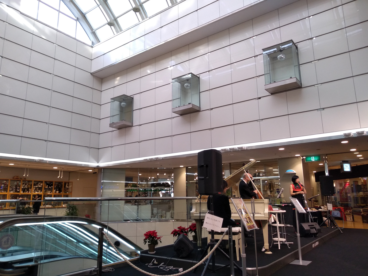 Figure 6: Hiroco Nagano (vocals), Seiji Endo (piano), and Mark Tourian (bass) at Oto-ya Hiroo in December 2018