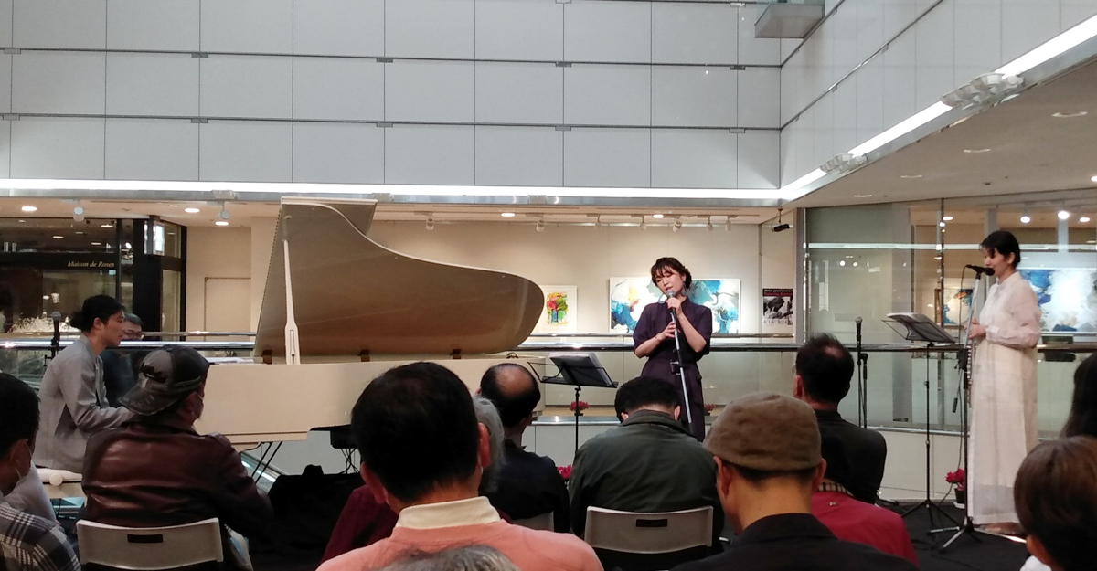 Figure 4: Akiko Suda (vocals), Yuichi Narita (piano), and Miya (flute) at Oto-ya Hiroo in April 2023