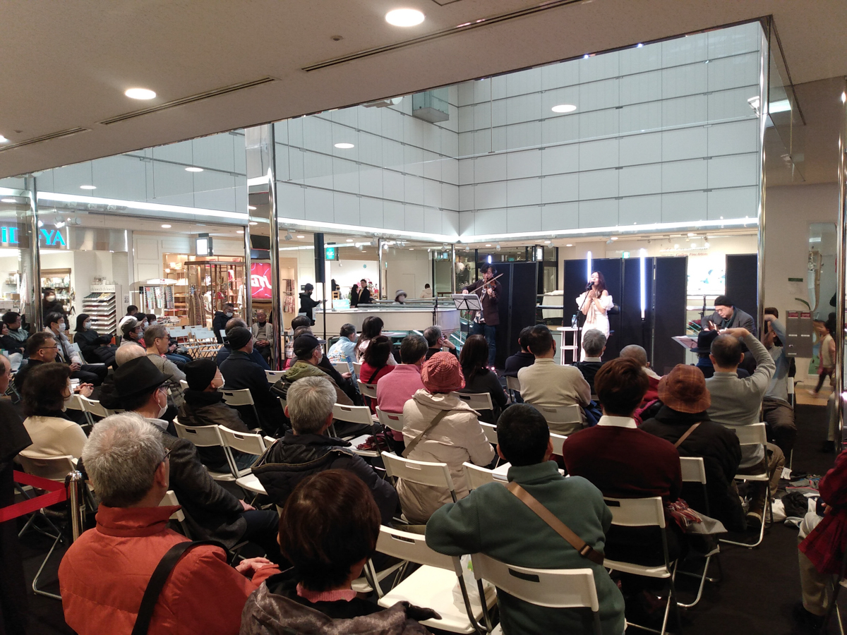 Figure 2: Naoko Akimoto (vocals), Daisei Mii (violin), and Yuichiro Hiraoka (guitar) at Oto-ya Hiroo in January 2025