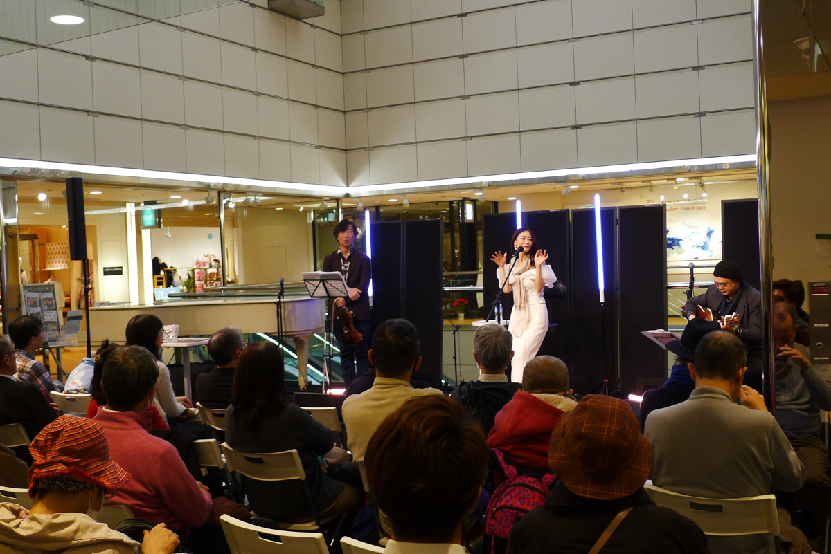 Figure 8: Naoko Akimoto (vocals), Daisei Mii (violin), and Yuichiro Hiraoka (guitar) at Oto-ya Hiroo in January 2025