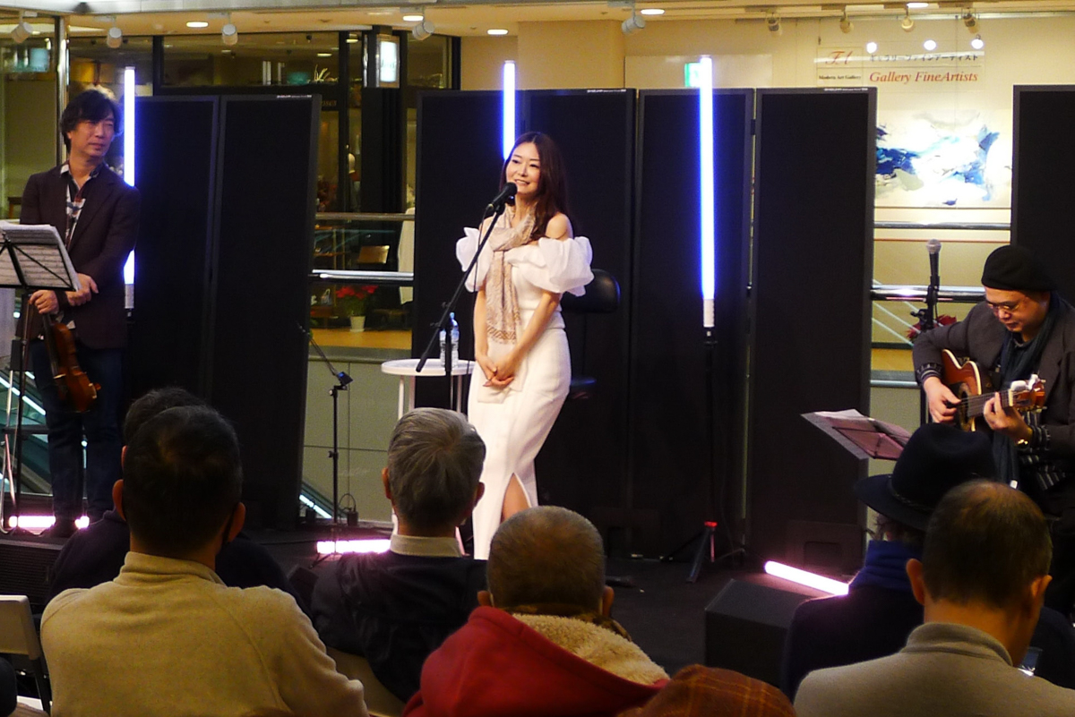 Figure 1: Naoko Akimoto (vocals), Daisei Mii (violin), and Yuichiro Hiraoka (guitar) at Oto-ya Hiroo in January 2025