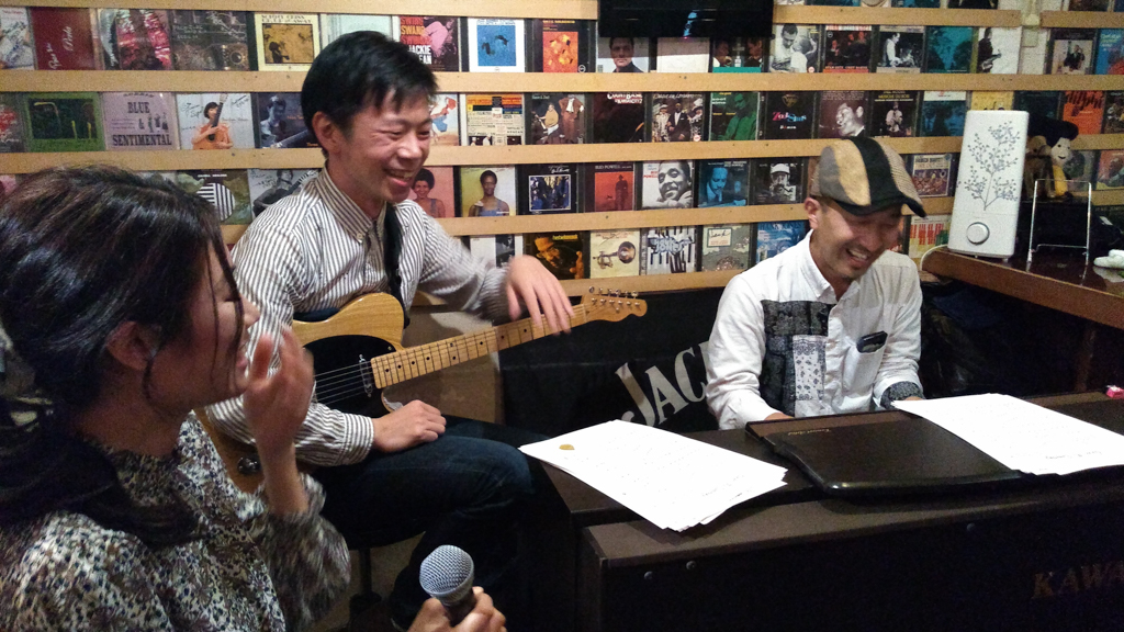 Figure 1: LiLi Vocal, pianist Takuya Ozaki, and guitarist Hiroyoshi Horie sharing a laugh during their jazz set.