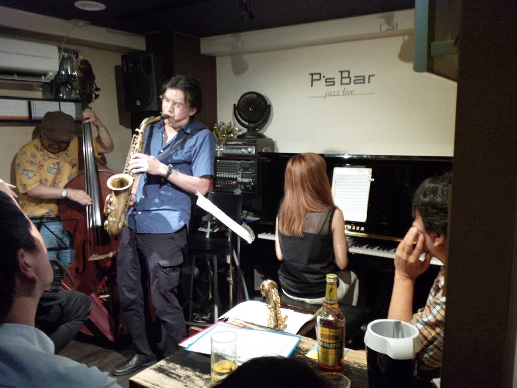 Figure 1: Jazz musicians and customers crowd into the cozy P&rsquo;s Bar for hot jazz.