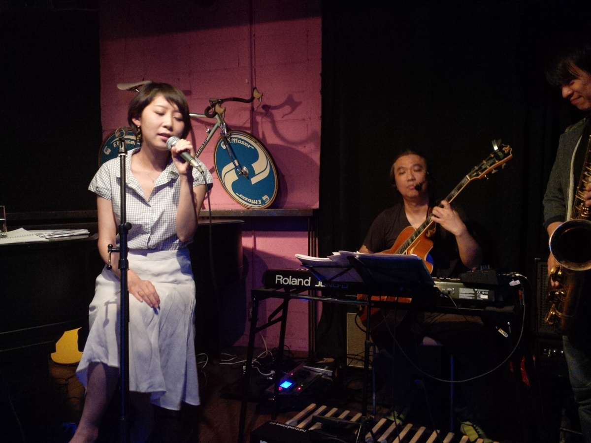 Figure 5: Nobie with Yoshihisa Suzuki (guitar poly-performance) and Ryoji Ihara (sax) at Salt Peanuts in 2014