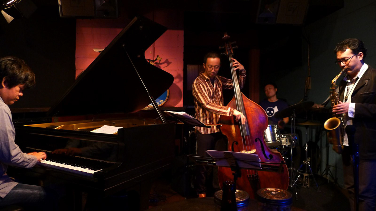 Figure 27: Totem Pole with Toshihiko Kohno (piano), Yutaka Yoshida (bass), Tomoyuki Konno (drums), and Hiroshi Sugano (sax) at Salt Peanuts in October 2012