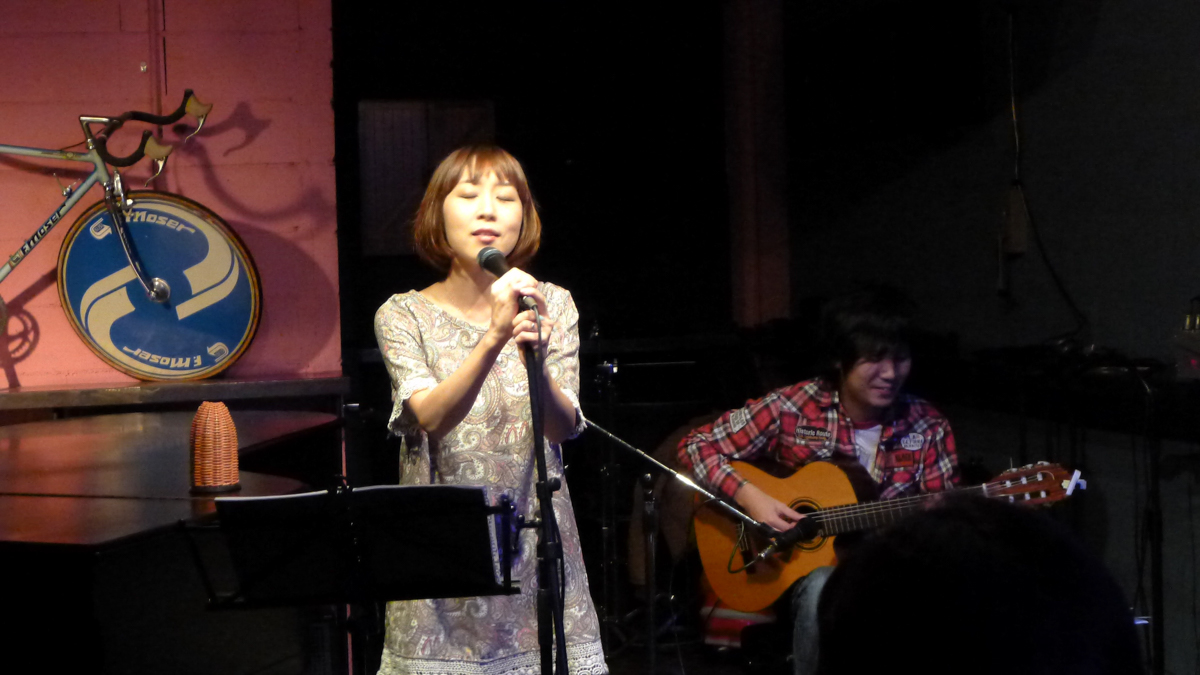 Figure 21: Nobie (vocal) and Takayoshi Baba (guitar) at Salt Peanuts in December 2012