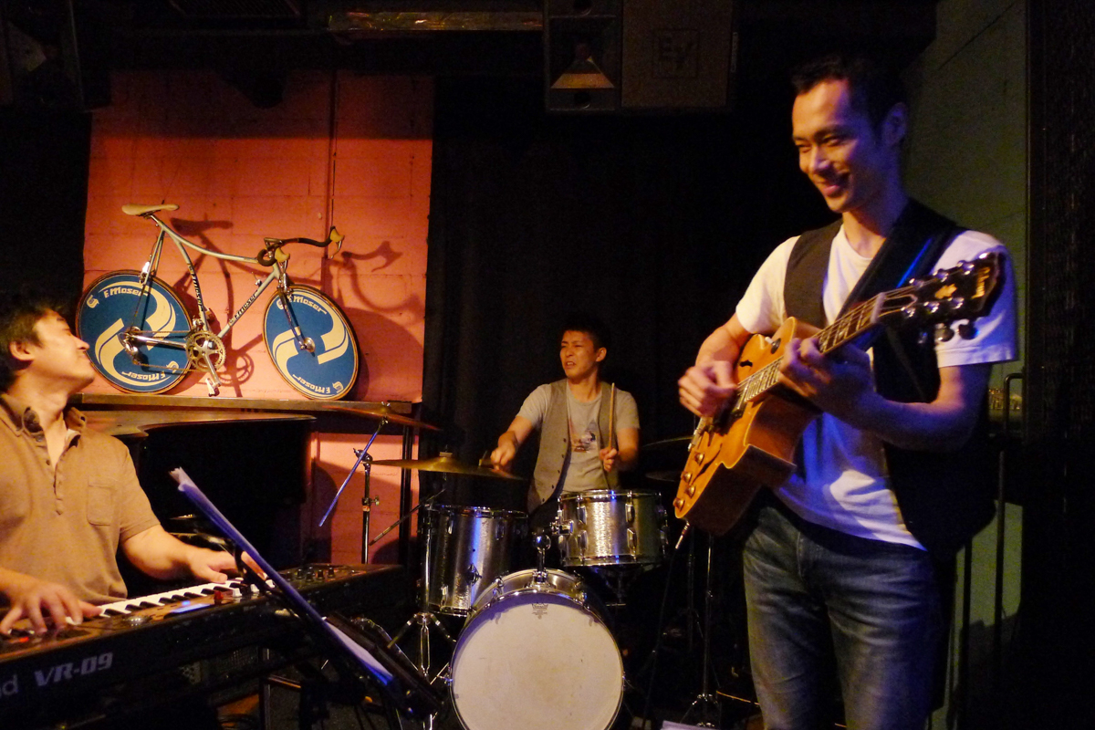 Figure 6: Yuta Kanedo (organ), Gaku Hasegawa (drums), and Yudo Matsuo (guitar) at Salt Peanuts in 2014
