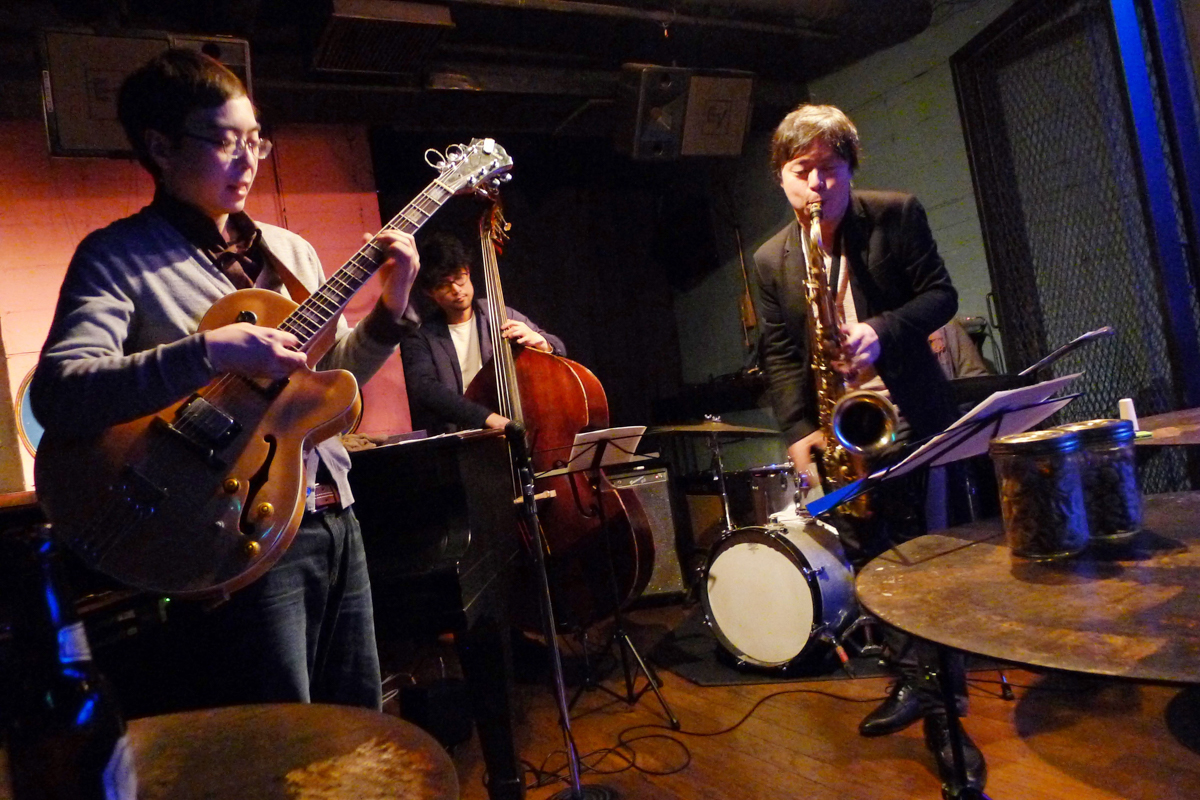Figure 7: Kouhei Kamuro (guitar), Akiyoshi Shimizu (bass), and Akihiro Yoshimoto (sax) at Salt Peanuts in 2017