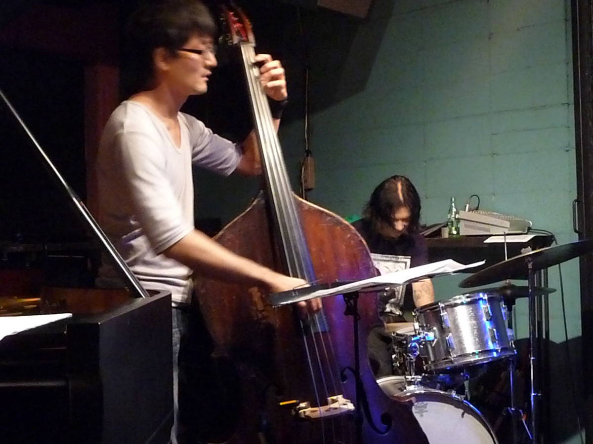 Figure 16: Koji Yasuda (bass) and Sohnosuke Imaizumi (drums) at Salt Peanuts in October 2011