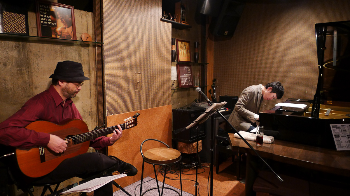 Figure 20: Yuichiro Hiraoka (guitar) and Heitetsu Rin (piano) at Strings in November 2011