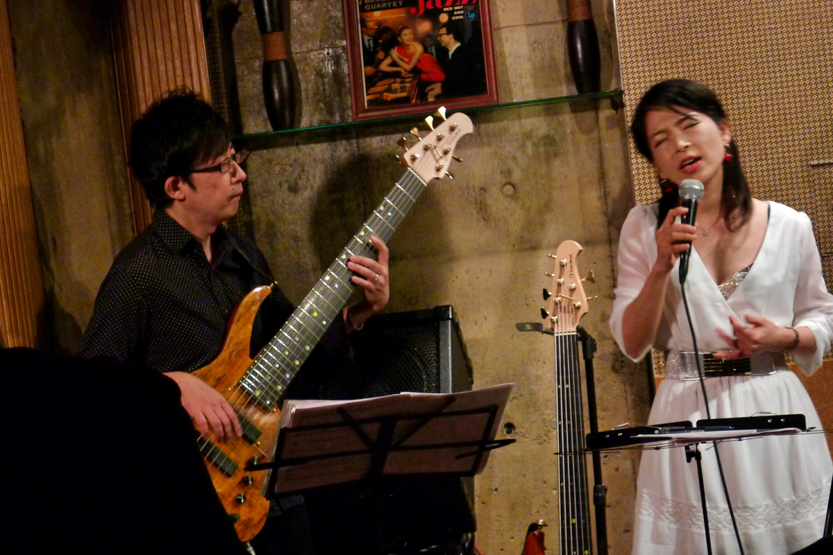 Figure 6: Emiko Voice and Yuji Yajima (bass) at Strings in January 2017