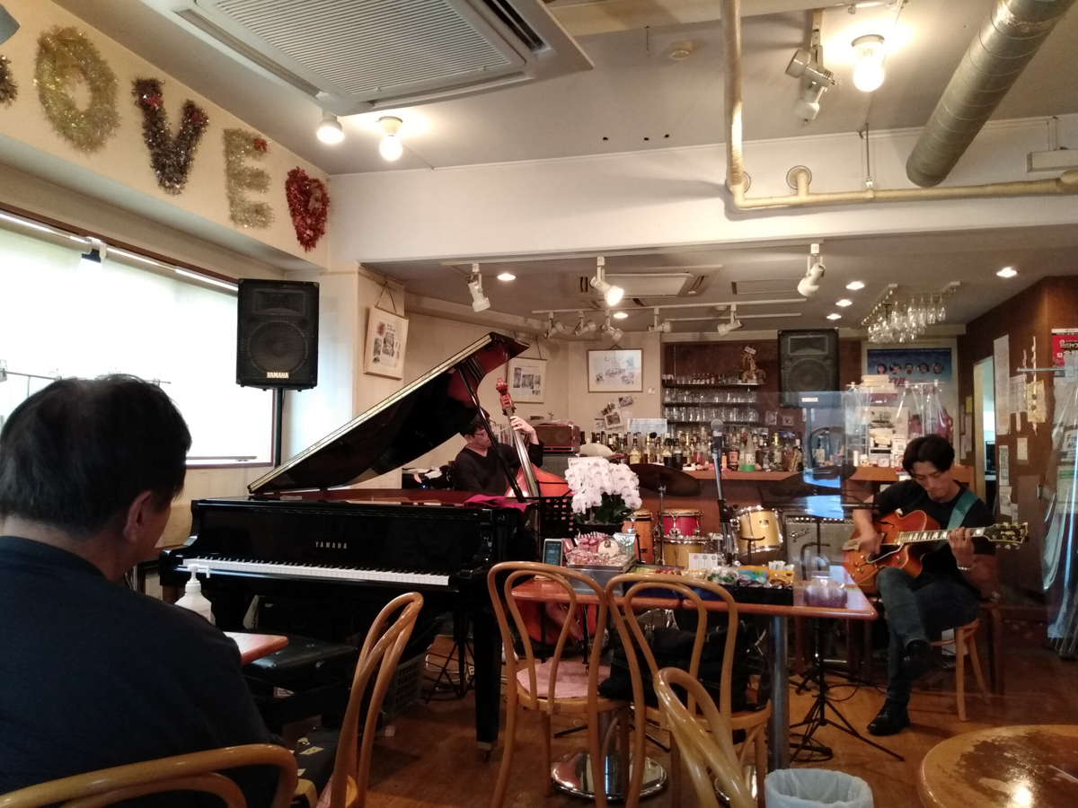 Figure 3: Kicking off a jam session with Yuki Nakano (bass) and Yoichi Suzuki (guitar at Sunny Side in 2023