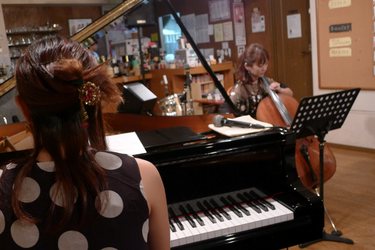 Figure 2: Arcou duo with Mayumi Sano (cello) and Sayaka Kishi (piano) at Sunny Side in 2017