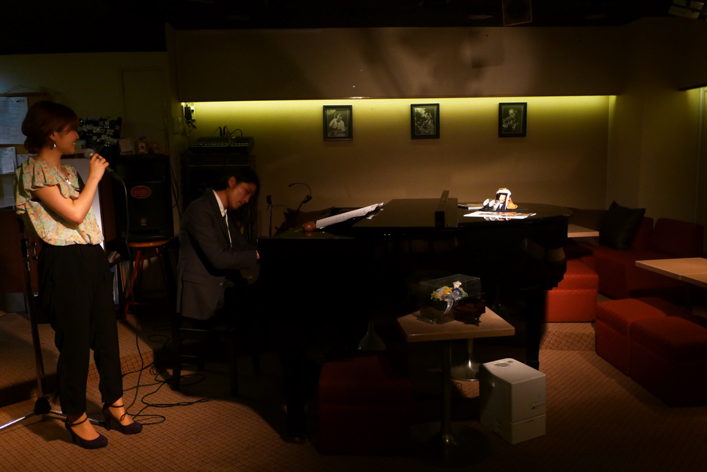 Figure 1: Vocalist Akiko Suda and pianist Yuichi Narita playing at The Deep in 2016.