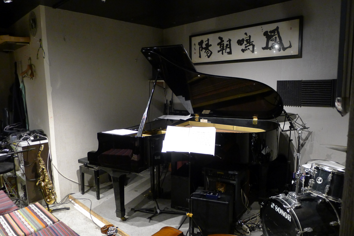 Figure 4: Stage area at Thelonious showing owner Toshiko-san’s Japanese calligraphy of 鳳鳴朝陽 (“the phoenix sings at the morning sun” describing great fortune and auspicious beginnings)