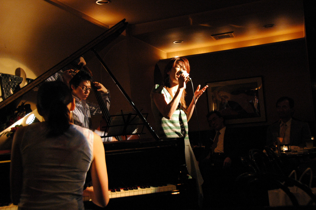 Figure 3: Ayako Taira (vocals), Harumi Nomoto (piano), and Kilin Sato (bass) at Yoyogi Naru (May 2007)