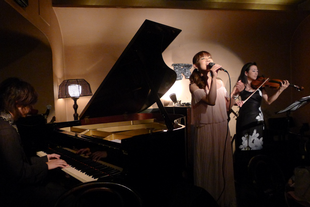Figure 1: Vocalist Rie Taguchi sings jazz standards and originals with violist Noriko Satomi and pianist Seiji Endo (August 2016)